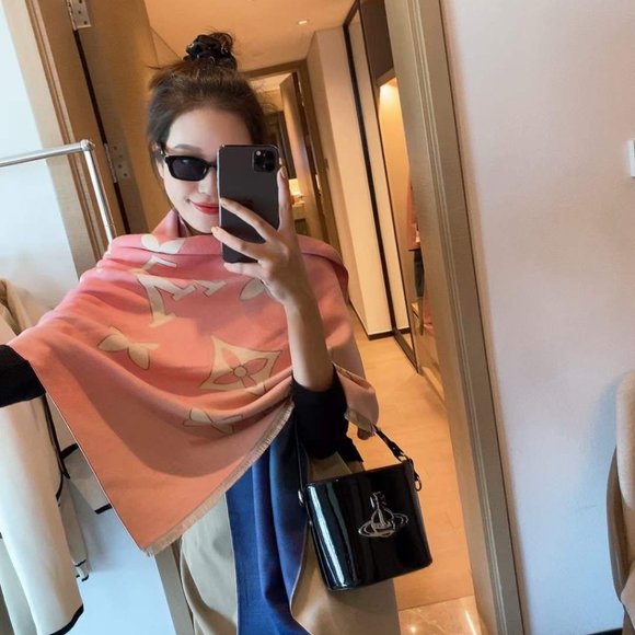 ๐โจAUTHENTICโจ๐Louis Vuitton scarf - Picture 2 of 4